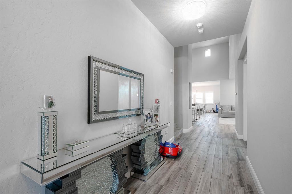 Image 2 of property listing at 11323 N Via San Toma Drive, Fresno, CA 93730