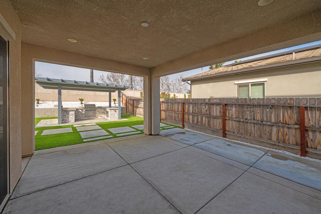 Image 27 of property listing at 11323 N Via San Toma Drive, Fresno, CA 93730