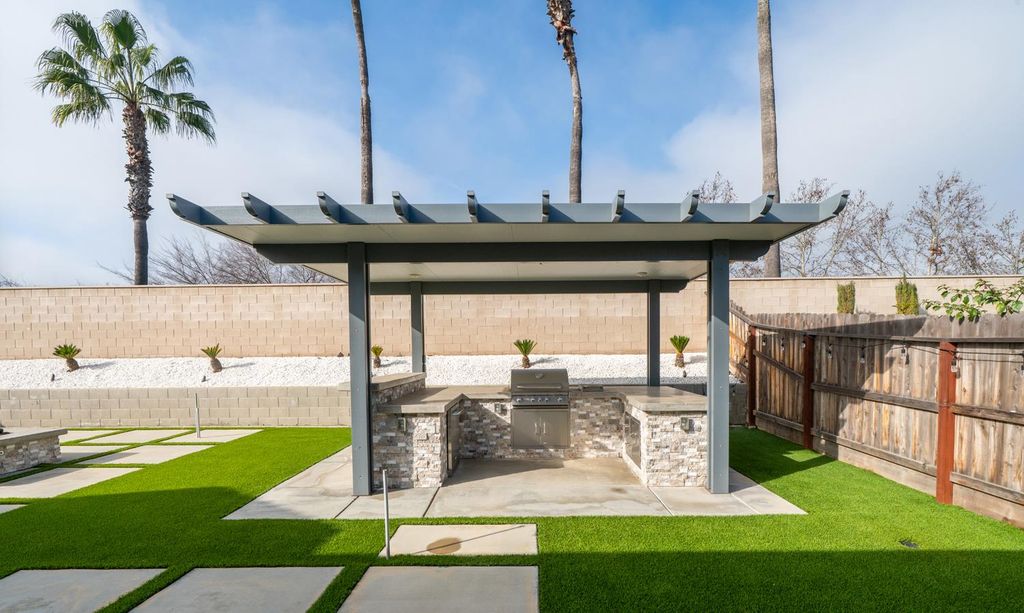 Image 28 of property listing at 11323 N Via San Toma Drive, Fresno, CA 93730