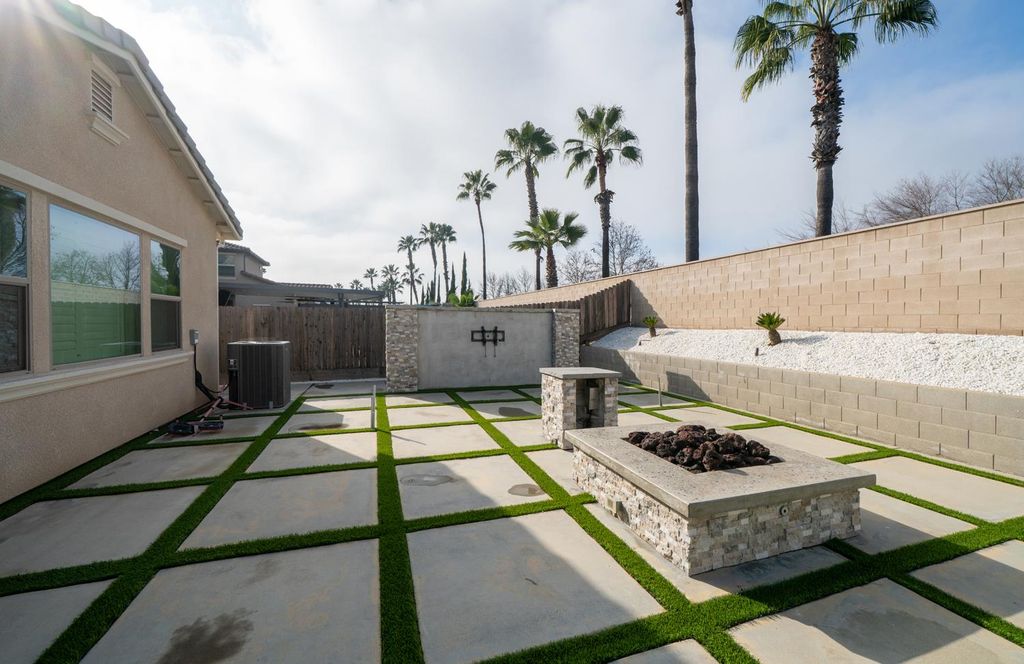 Image 34 of property listing at 11323 N Via San Toma Drive, Fresno, CA 93730