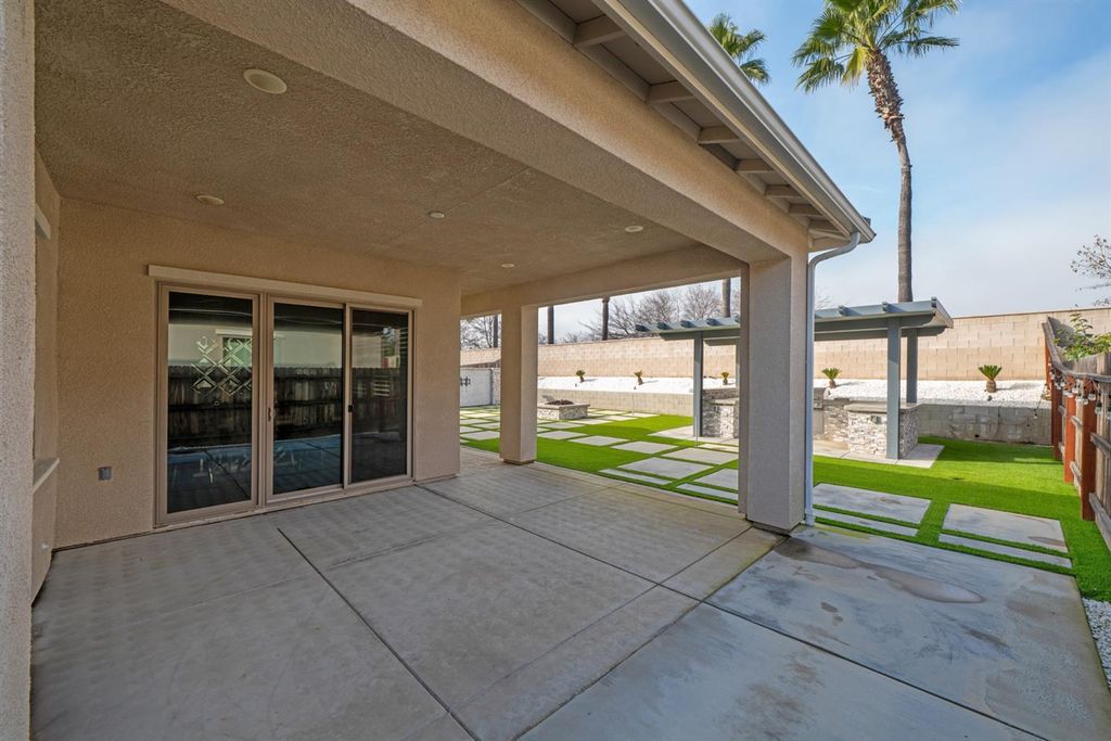 Image 35 of property listing at 11323 N Via San Toma Drive, Fresno, CA 93730