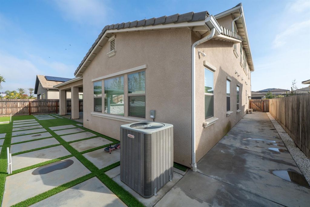 Image 37 of property listing at 11323 N Via San Toma Drive, Fresno, CA 93730