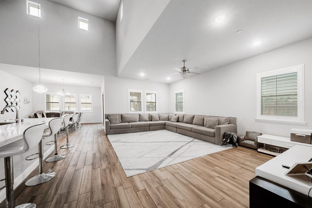 Image 5 of property listing at 11323 N Via San Toma Drive, Fresno, CA 93730