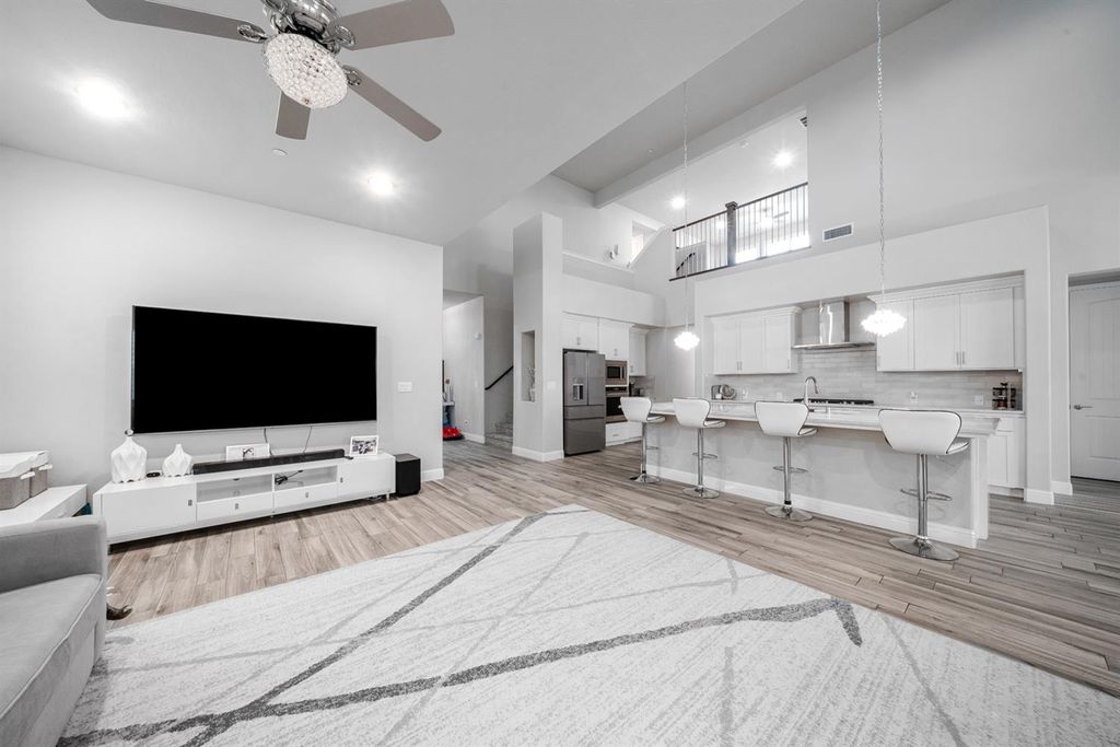 Image 9 of property listing at 11323 N Via San Toma Drive, Fresno, CA 93730