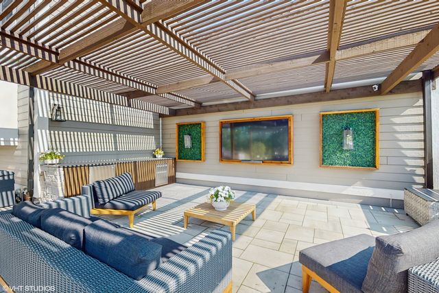 305 Briarwood Lane, Lincolnshire, IL 60069