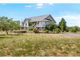 360 CAPITAL Ln, Roseburg, OR 97471