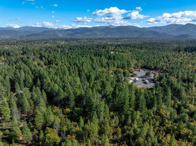 305 Floyd Lane, Cave Junction, OR 97523