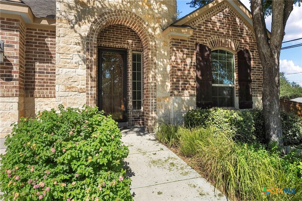 Image 5 of property listing at 904 Beechwood Lane, New Braunfels, TX 78130