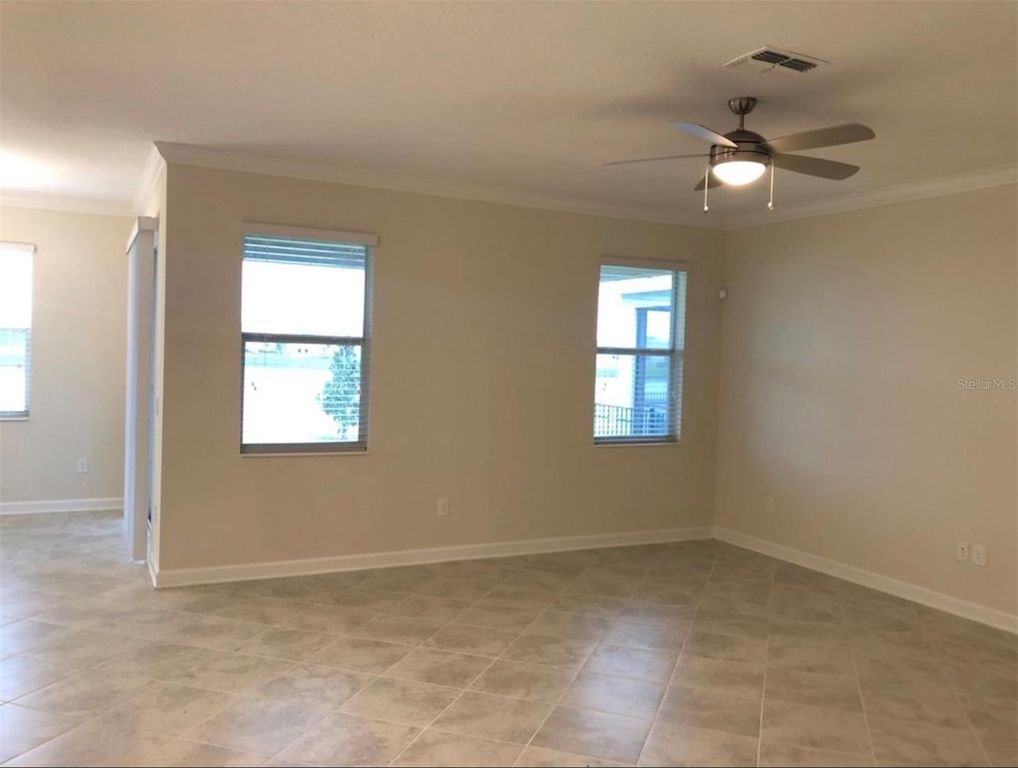 Image 8 of property listing at 10229 LOVEGRASS LANE, Orlando, FL 32832