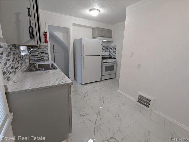 19161 Hamburg Street, Detroit, MI 48205