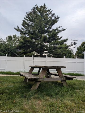 19161 Hamburg Street, Detroit, MI 48205