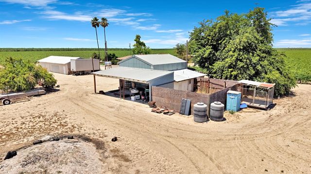 11388 S Chateau Fresno Avenue, Caruthers, CA 93609