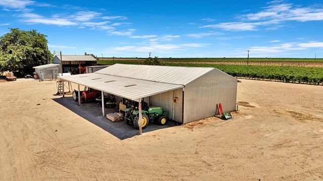 11388 S Chateau Fresno Avenue, Caruthers, CA 93609