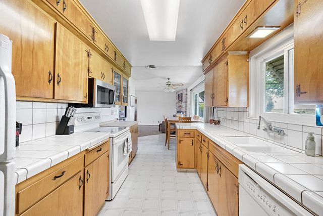 11388 S Chateau Fresno Avenue, Caruthers, CA 93609