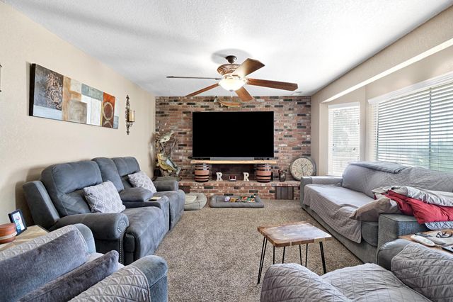 11388 S Chateau Fresno Avenue, Caruthers, CA 93609