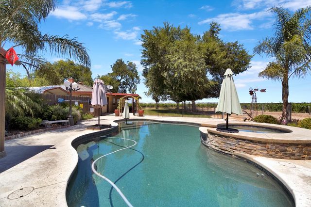 11388 S Chateau Fresno Avenue, Caruthers, CA 93609