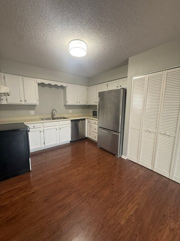 1025 MANCHESTER Court 1025, South Elgin, IL 60177