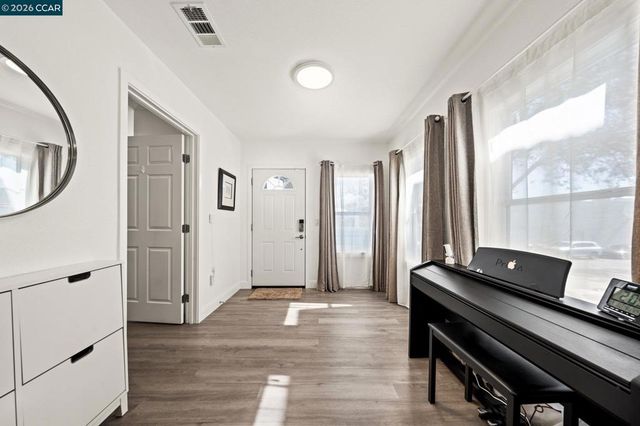 2517 Filbert St, Oakland, CA 94607