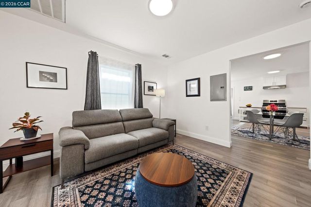 2517 Filbert St, Oakland, CA 94607