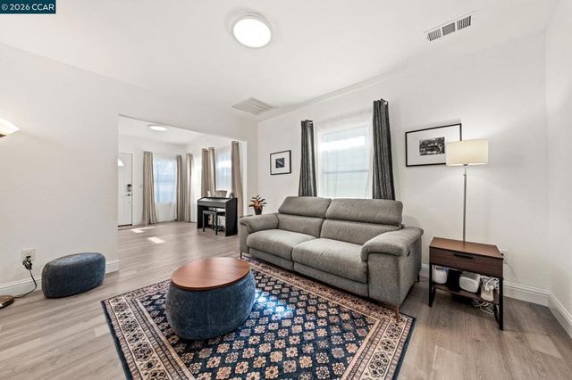 2517 Filbert St, Oakland, CA 94607