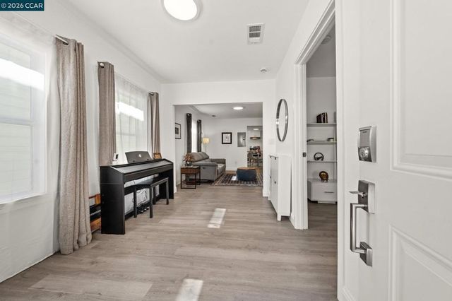 2517 Filbert St, Oakland, CA 94607