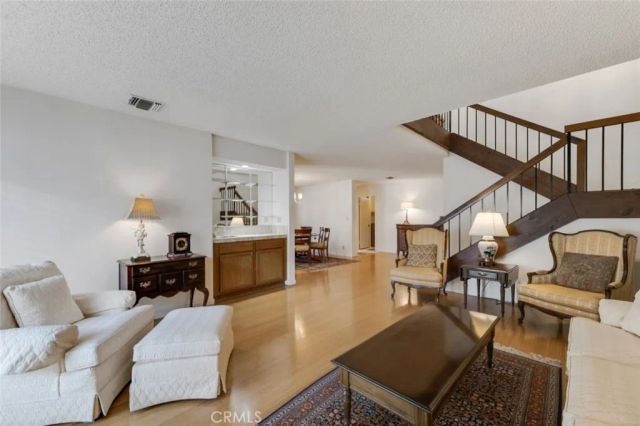 18200 Andrea Circle South 6, Northridge, CA 91325