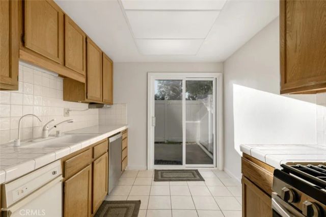 18200 Andrea Circle South 6, Northridge, CA 91325