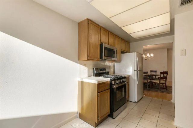 18200 Andrea Circle South 6, Northridge, CA 91325
