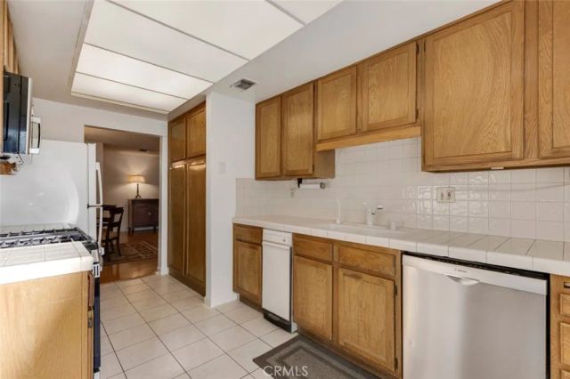 18200 Andrea Circle South 6, Northridge, CA 91325