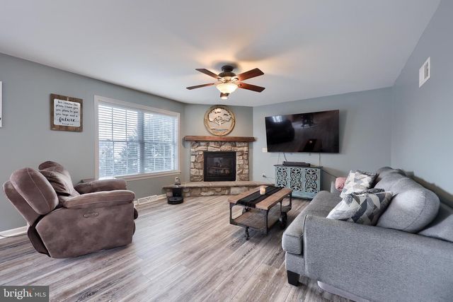 385 TORREY PINES DR, Mount Wolf, PA 17347