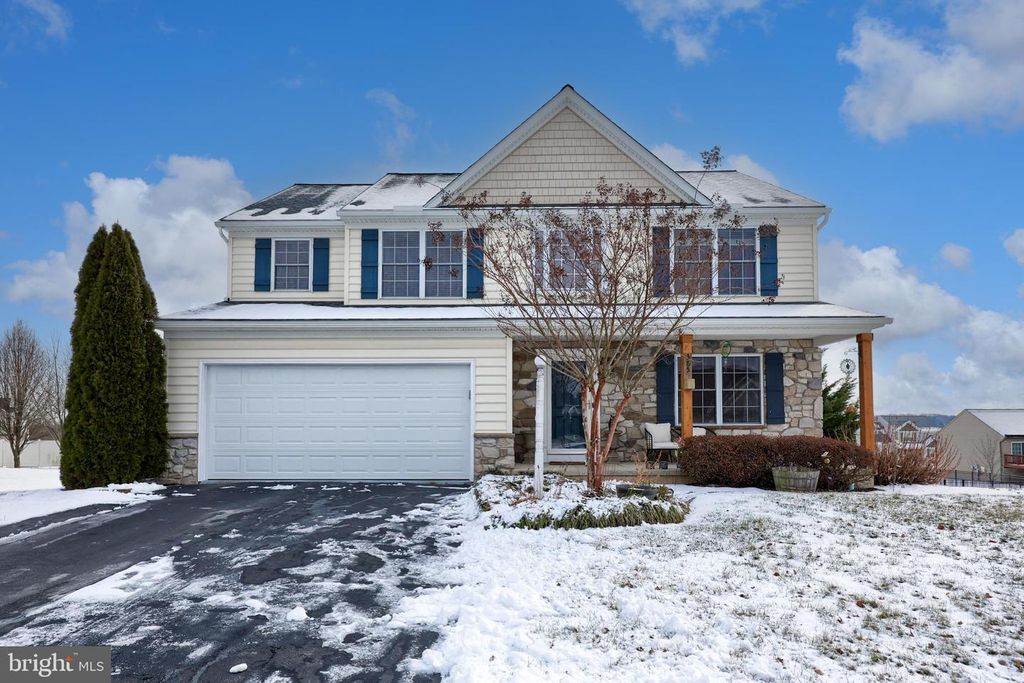 385 TORREY PINES DR, Mount Wolf, PA 17347