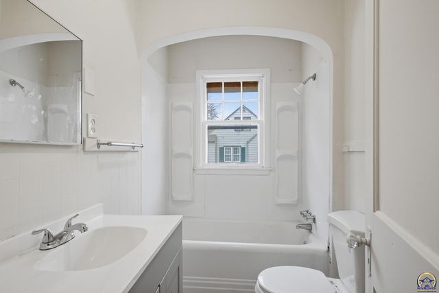 2638 SE Virginia AVE, Topeka, KS 66605