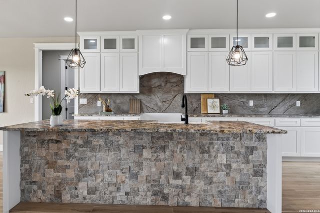 956 Horseshoe Falls, Bandera, TX 78003