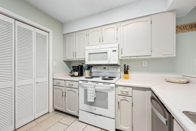 8425 Gulf Boulevard, 213, Navarre, FL 32566