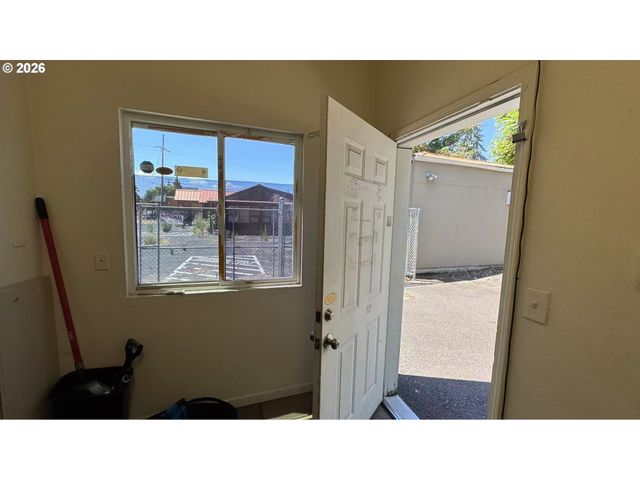 8729 Se POWELL Blvd, Portland, OR 97266