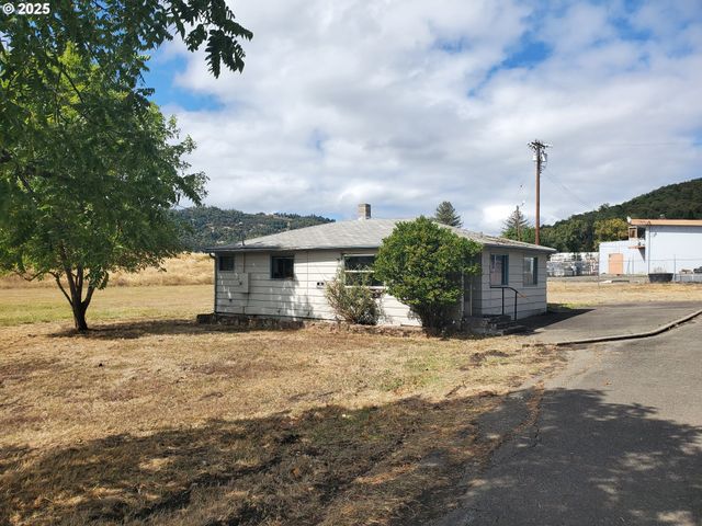 132 Ne SAWYERS Ln, Roseburg, OR 97470