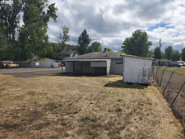 132 Ne SAWYERS Ln, Roseburg, OR 97470
