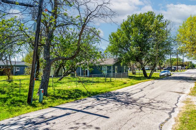 201 S 4th Street, Crandall, TX 75114