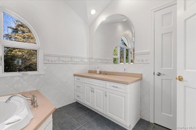 306 Southdown Road, Lloyd Harbor, NY 11743