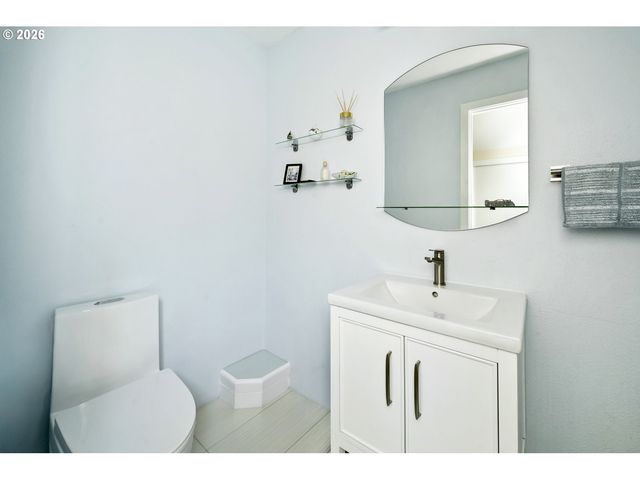 2040 TITAN Ter, West Linn, OR 97068