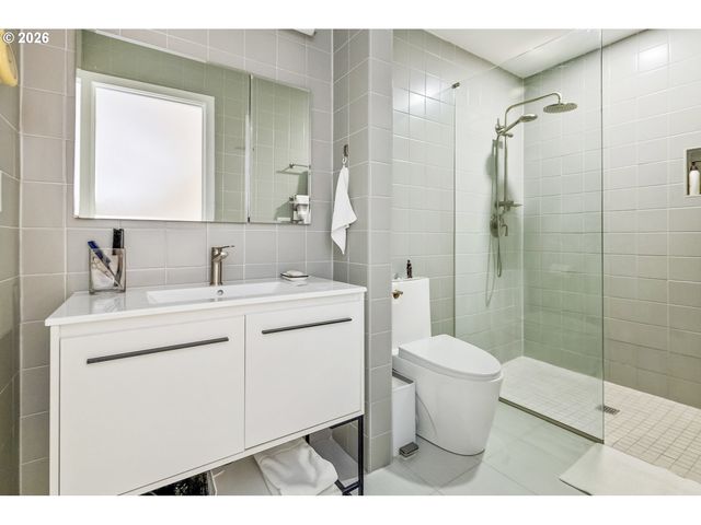 2040 TITAN Ter, West Linn, OR 97068