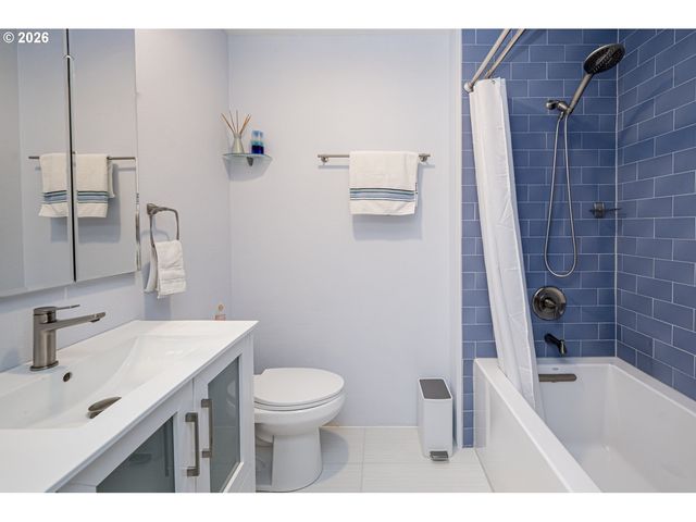 2040 TITAN Ter, West Linn, OR 97068