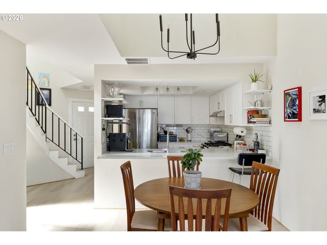 2040 TITAN Ter, West Linn, OR 97068