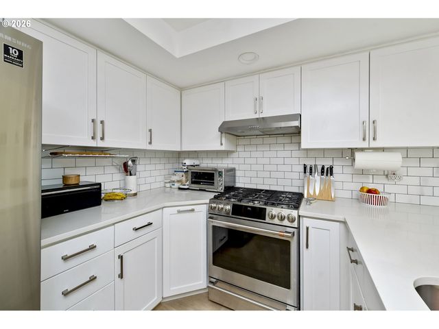 2040 TITAN Ter, West Linn, OR 97068