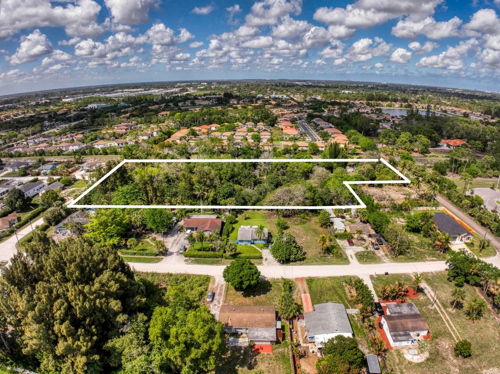 Image 2 of property listing at 470 63rd Trail N, West Palm Beach, FL 33413