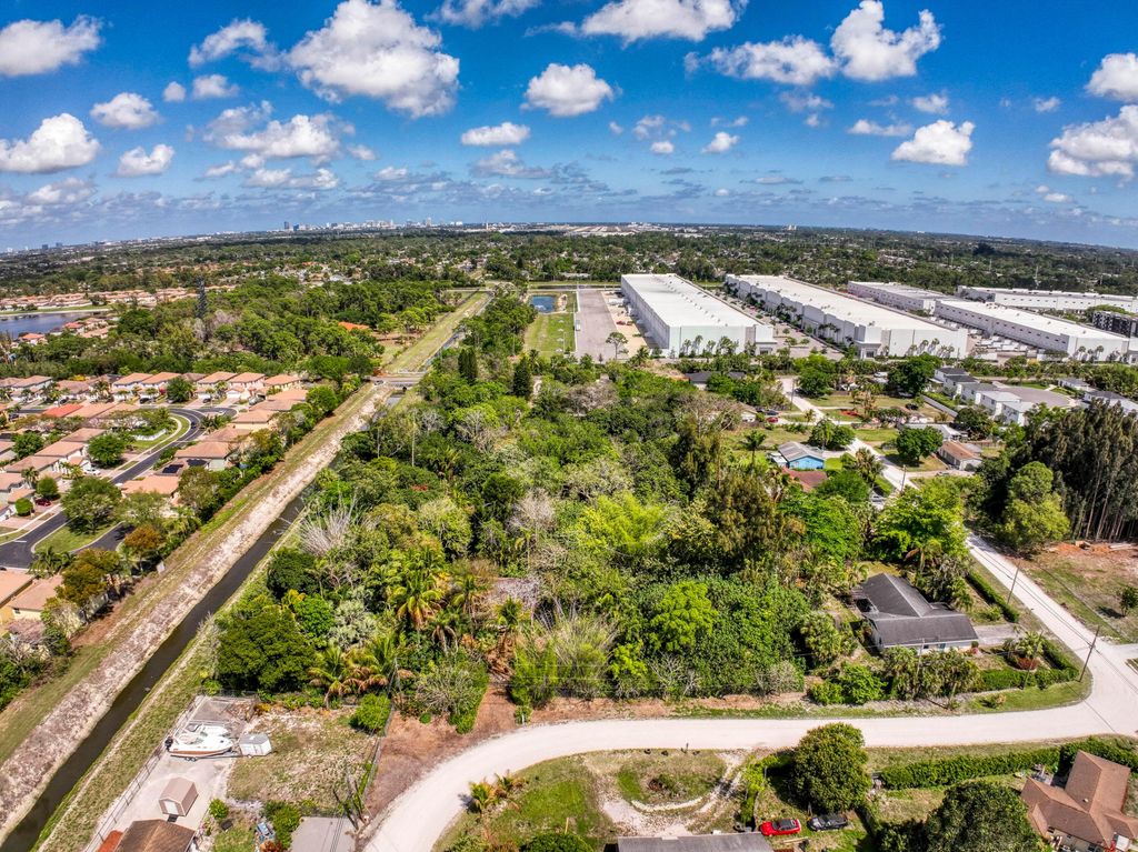 Image 7 of property listing at 470 63rd Trail N, West Palm Beach, FL 33413