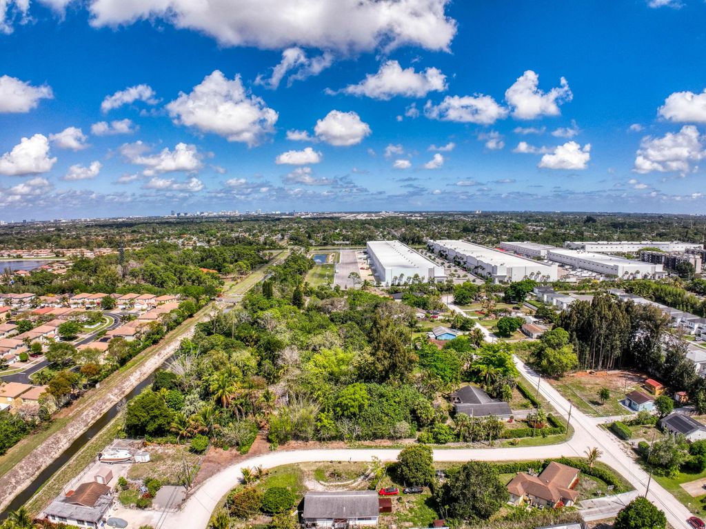 Image 8 of property listing at 470 63rd Trail N, West Palm Beach, FL 33413