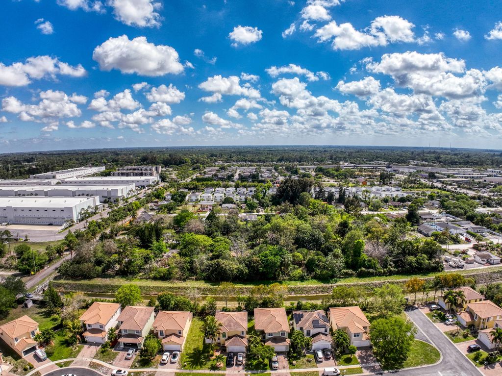 Image 9 of property listing at 470 63rd Trail N, West Palm Beach, FL 33413