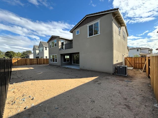 5740 Golden Pond Dr, Rocklin, CA 95677