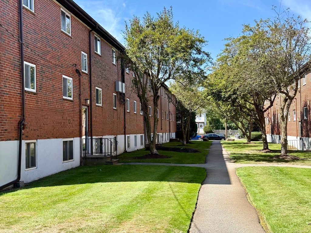 40 Bryon Rd 4, Boston, MA 02467
